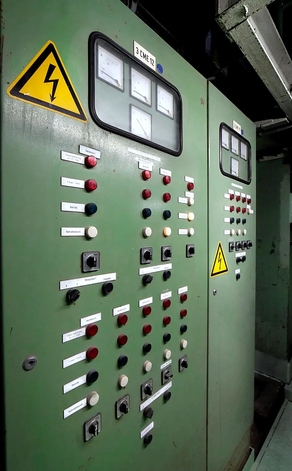 An industrial control panel with indicator lamps and switches